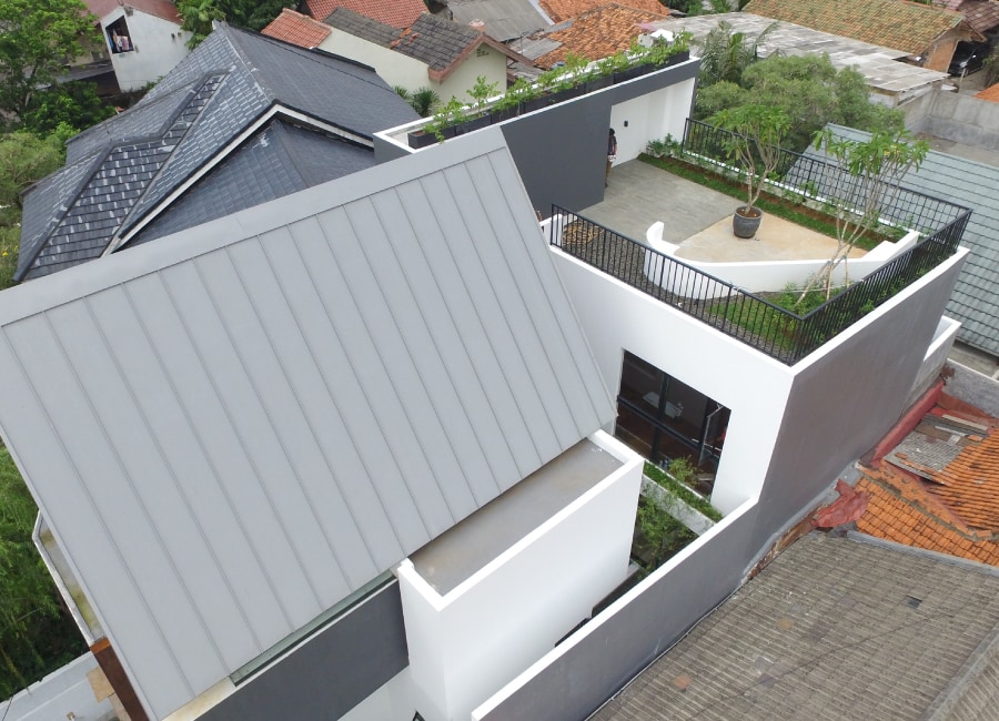 Atap ikonik dan roof garden Kinala Residence karya Atelier Riri, foto via COLORBOND®