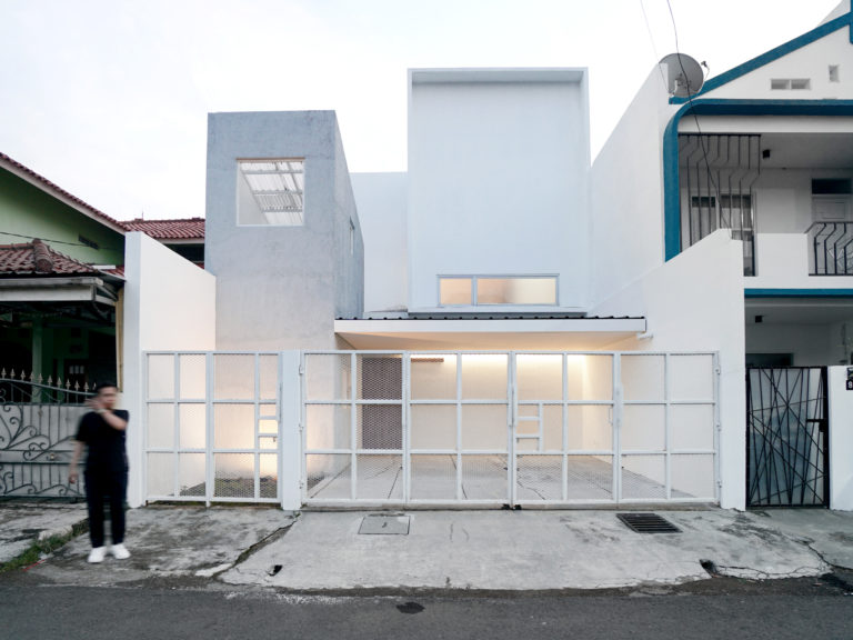 Fasad rumah minimalis estetik, karya Splusd Design Bureau via Arsitag