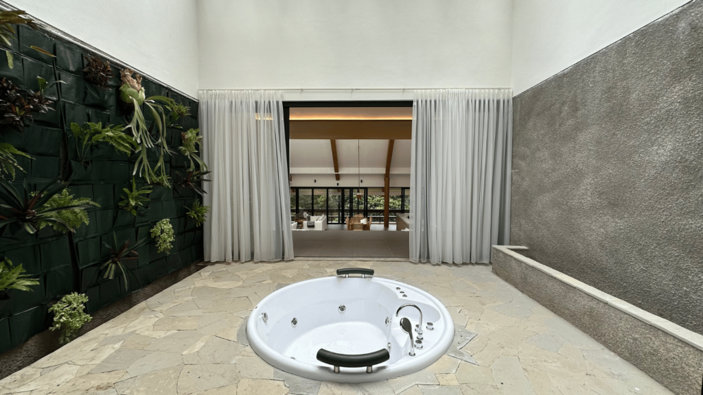 Kamar Mandi Mewah dengan Jacuzzi karya Kala Design & Build via Arsitag