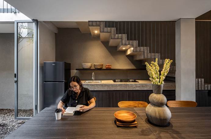 Ruang makan dan dapur dengan cahaya alami melimpah, karya Somia Design Studio