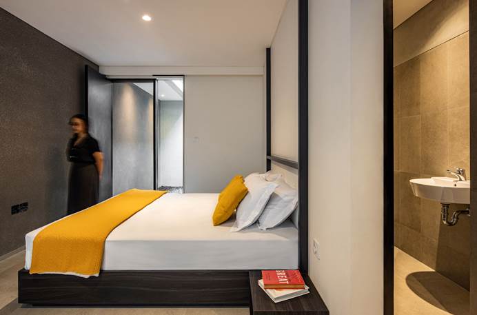 Kamar tidur dengan desain simpel namun nyaman, karya Somia Design Studio