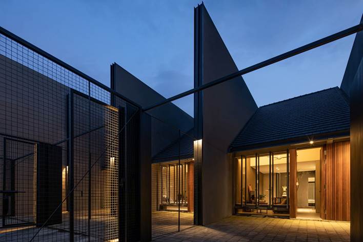 Tampilan rumah yang terkesan sebagai rumah satu lantai, karya Somia Design Studio