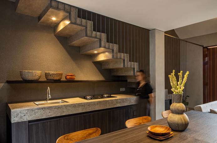 Area pantry di bawah tangga, karya Somia Design Studio