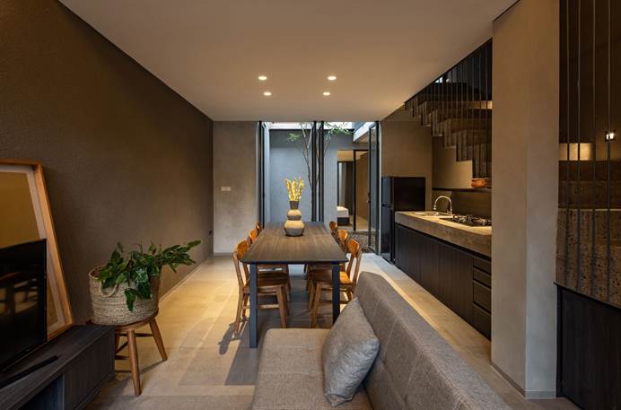 Bukaan lebar di sisi depan dan belakang area open plan, karya Somia Design Studio
