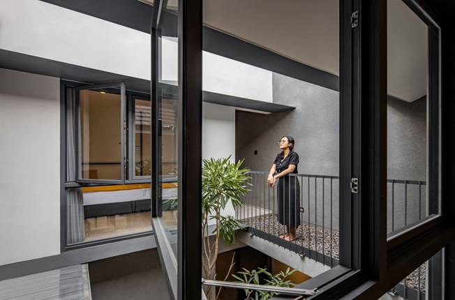 Area void di hunian industrial compact, karya Somia Design Studio