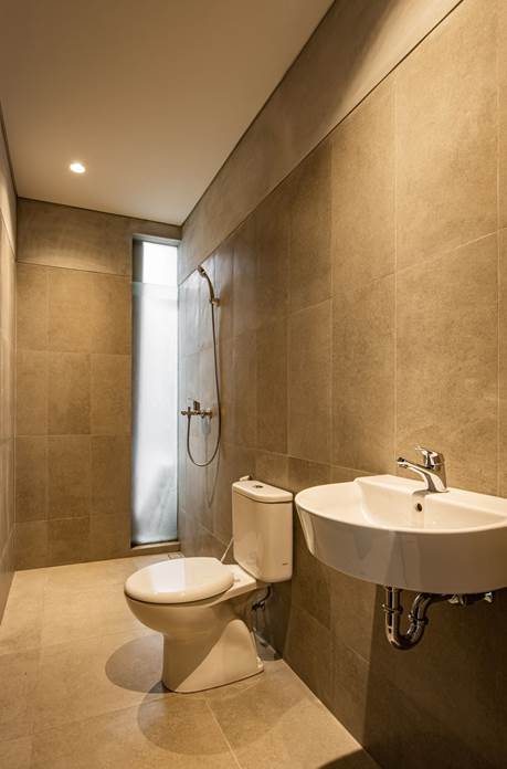 Kamar mandi simpel dan memperhatikan keselamatan, karya Somia Design Studio