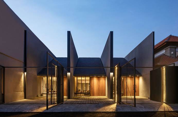 Fasad rumah industrial compact yang estetik, karya Somia Design Studio