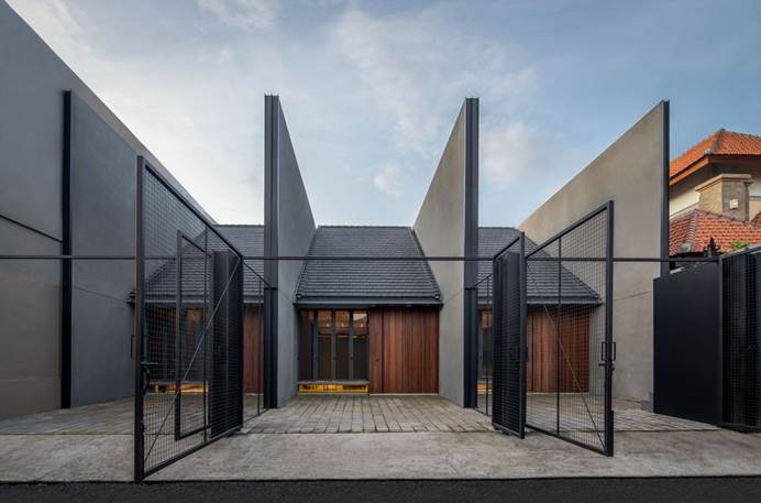 Halaman luas bikin rumah terasa lega, karya Somia Design Studio