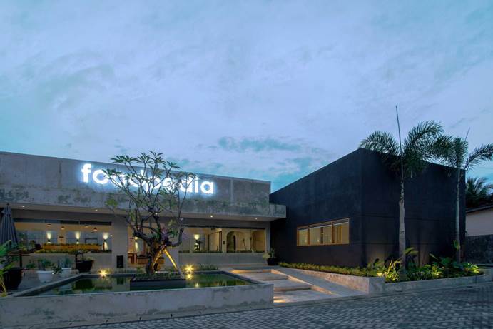 Area fasad dengan pohon, pond, dan tanaman rambat karya Ananda Ardiansyah Architect via Arsitag