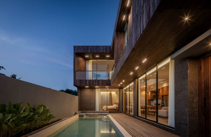Kolam renang memanjang dengan material marmer lokal, sumber foto Lumbung Architect