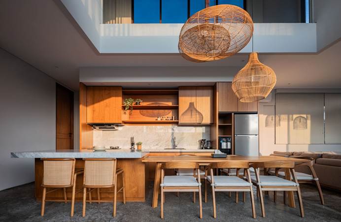 Area komunal yang berlimpah cahaya alami, sumber foto Lumbung Architect