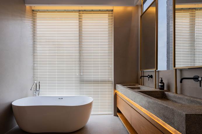 Double sink di kamar mandi penuhi kebutuhan penggunanya, sumber foto Lumbung Architect