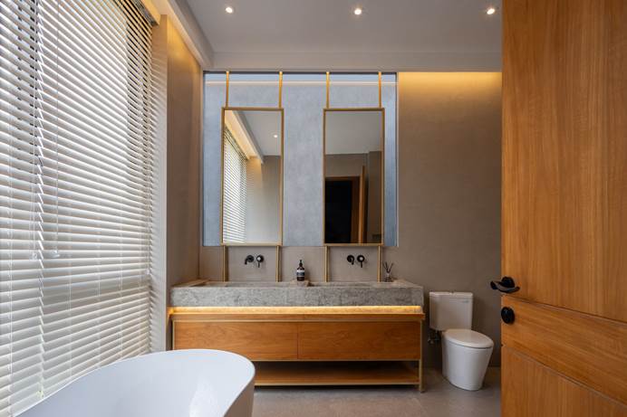 Material kayu ciptakan kamar mandi estetik, sumber foto Lumbung Architect