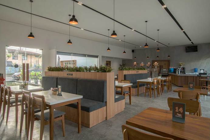 Penggunaan furnitur dengan warna alami dan natural karya Ananda Ardiansyah Architect via Arsitag