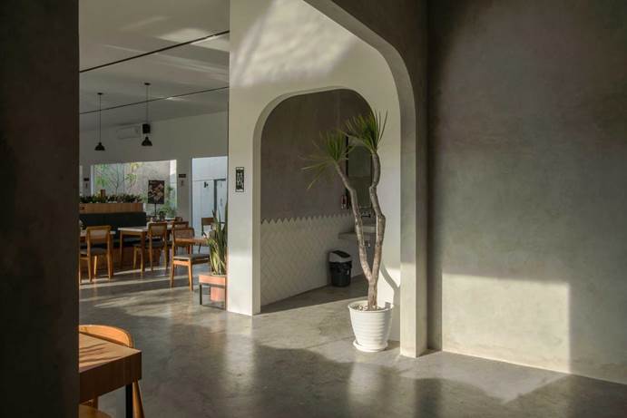 Tanaman hias di berbagai sudut ruangan karya Ananda Ardiansyah Architect via Arsitag
