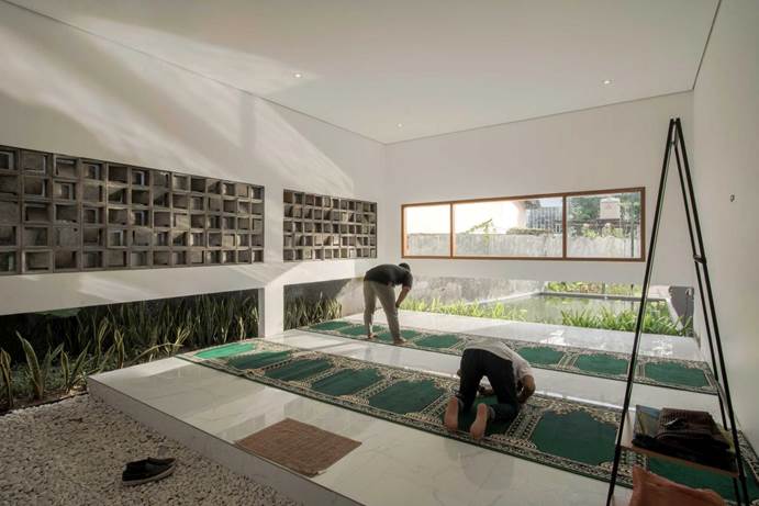 Mushola serba putih dengan tanaman hias karya Ananda Ardiansyah Architect via Arsitag