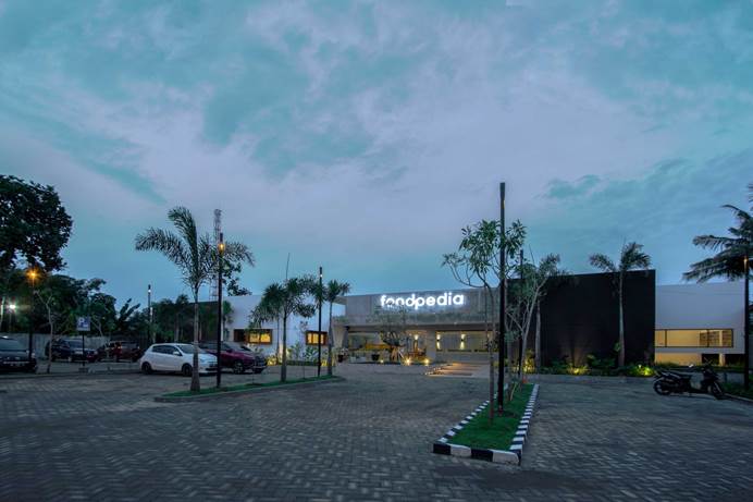 Tanaman di area parkir karya Ananda Ardiansyah Architect via Arsitag