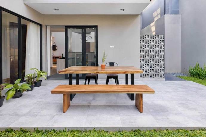 Meja santai di area terbuka karya Kad Firma Arsitektur via Arsitag