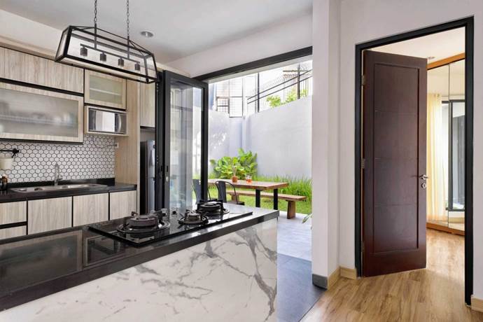 Pintu kaca lipat menuju taman karya Kad Firma Arsitektur via Arsitag