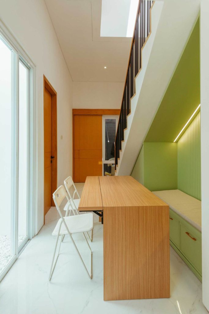 Meja makan di sudut dapur, karya Mitrasasana Studio via Arsitag