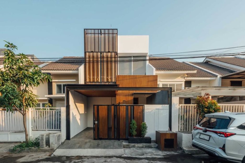 Fasad simpel dengan elemen material motif kayu natural, karya Mitrasasana Studio via Arsitag