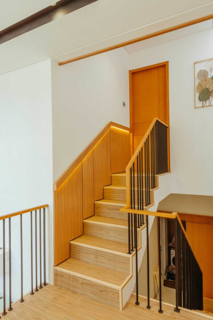 Anak tangga kayu menuju lantai dua, karya Mitrasasana Studio via Arsitag