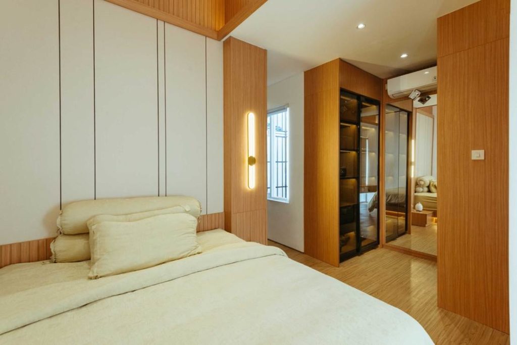 Kamar tidur utama dengan nuansa kayu yang estetik, karya Mitrasasana Studio via Arsitag