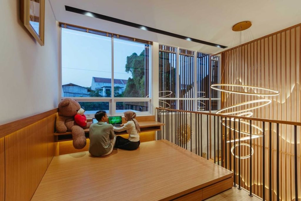 Mezzanine sebagai ruang komunal, karya Mitrasasana Studio via Arsitag