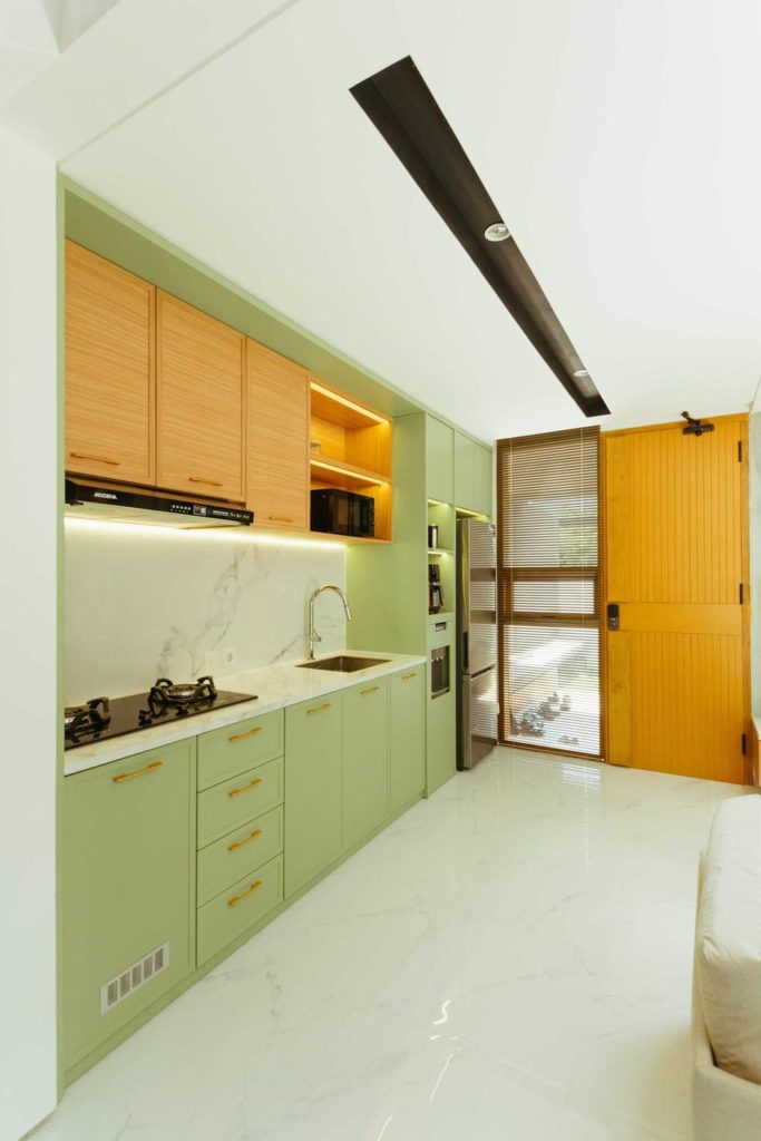 Dapur tipe linear yang rapi dan estetik, karya Mitrasasana Studio via Arsitag