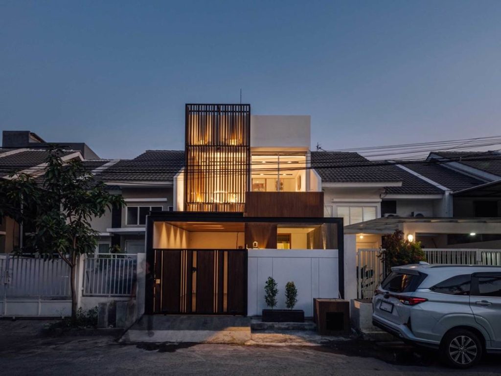 Fasad makin estetik dengan pencahayaan, karya Mitrasasana Studio via Arsitag