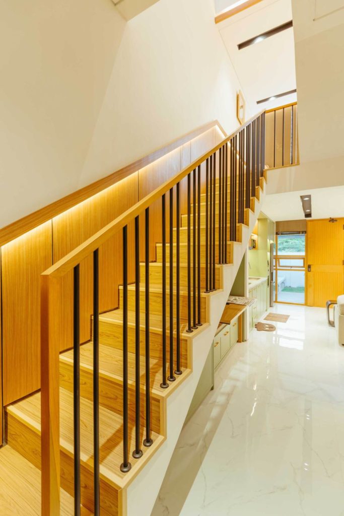 Ruang-ruang penyimpanan di bawah anak tangga, karya Mitrasasana Studio via Arsitag